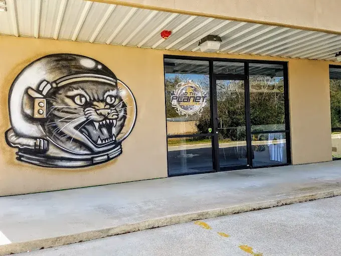 10th Planet Beaumont gym exterior with Barn Cat mural